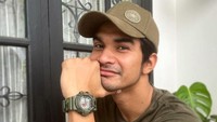Tengku Tezi, aktor tampan yang belum lama ini mencuri perhatian karena menjadi pacar baru Tyas Mirasih. Keduanya kerap membagikan momen mesra di media sosial. Foto: Instagram @tengkutezi