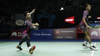 Namun, selepas interval, Liu/Ou mampu merebut lima poin beruntun untuk berbalik unggul. Sejak saat itu, kedua pasangan terlibat kejar-mengejar angka. Hingga akhirnya Fajar/Rian kehilangan gim pertama.