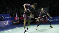 Fajar/Rian kesulitan menjebol pertahanan Liu/Ou di awal gim kedua. Smes-smes Fajar/Rian mampu dikembalikan Liu/Ou. Sementara itu, Fajar/Rian beberapa kali melakukan kesalahan sendiri. Mereka tertinggal 1-4 di awal gim kedua.
