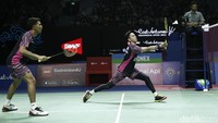 Sebuah reli panjang dimenangi Liu/Ou untuk membuat Fajar/Rian tertinggal 5-8. Fajar/Rian tertinggal 8-11 saat interval saat pukulan Fajar gagal menyeberangi net.