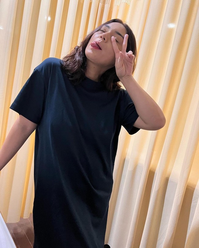 Ibu satu anak ini pun mengenang kembali masa-masa yang pernah membuat down ketika masih kelebihan berat badan. Ketika itu, ia sempat di-bully karena penampilannya. Siapa yg pernah diejek/dibully bentuk tubuhnya padahal kenaikan berat badan terjadi karena sakit lagi??? Sayaaa!!!!!Foto: Instagram Thalita Latief