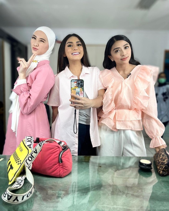 Diet itu harus menjadi sebuah pola hidup dimana kita bisa mengatur pola makan serta asupan makanan yg bergizi baik dan makanan yg memang dibutuhkan oleh tubuh kita, makanan-makanan bergizi tepat yg dapat diolah dan dicerna dengan baik oleh tubuh kita. Tentunya dengan niat dan disiplin, tulinsya selagi menyertakan tanda pagar #bye26kg.Foto: Instagram Thalita Latief