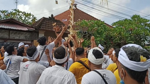 Krama atau warga Banjar Adat Bongan Gede saat melakukan tradisi Mesuryak saat hari raya Kuningan, Sabtu (18/6/2022)