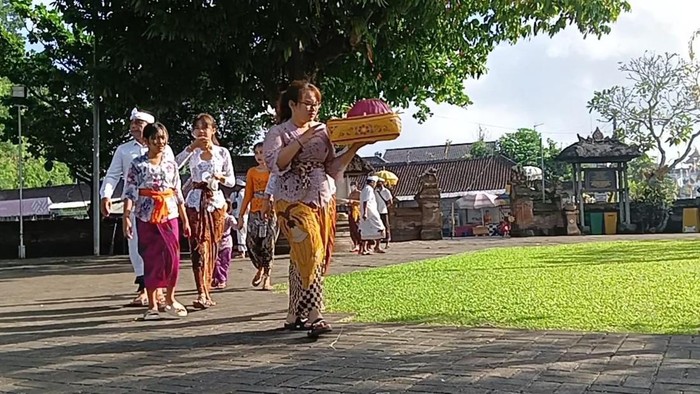 Umat Hindu se-Bali padati Pura Puru Sada di Kapal, Mengwi, Badung, pada persembahyangan Hari Raya Kuningan, Sabtu (18/6/2022).
