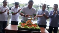 Direktur Utama Pusat Pengelolaan Kawasan Kemayoran (PPK Kemayoran) Medi Kristanto memotong tumpeng dalam peringatan Hari Ulang Tahun Pusat Pengelolaan Komplek Kemayoran Ke-37 (HUT PPK Kemayoran) di Utan Kemayoran, Jakarta, Sabtu (18/6/2022).