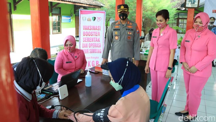 Vaksinasi di Polres Ngawi