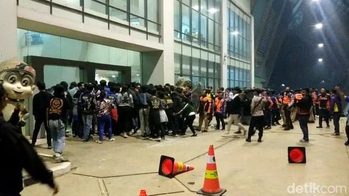 Video keriuchan di pintu karcis stadion GBLA yang membuat nyawa dua bobotoh melayang