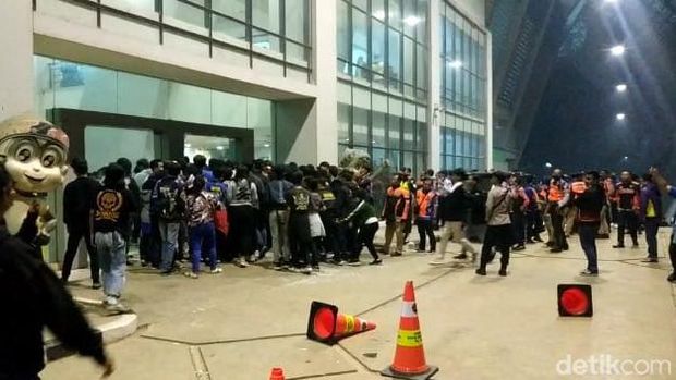 Video keriuchan di pintu karcis stadion GBLA yang membuat nyawa dua bobotoh melayang