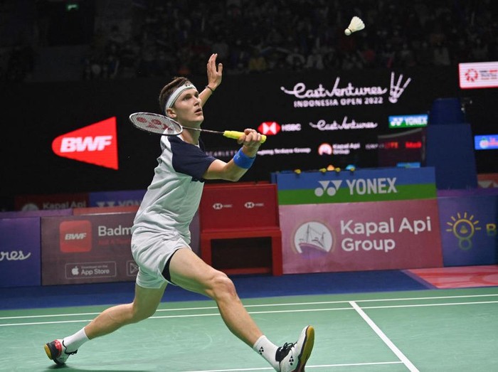 Viktor Axelsen of Denmark hits a return against Anthony Sinisuka Ginting of Indonesia during their mens singles quarterfinal at the Indonesia Open badminton tournament in Jakarta on June 17, 2022. (Photo by ADEK BERRY / AFP) (Photo by ADEK BERRY/AFP via Getty Images)