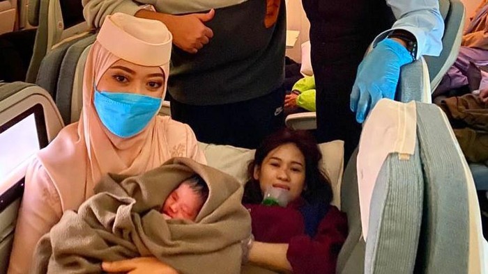 Viral Penumpang Melahirkan di Pesawat Viral penumpang maskapai Brunei melahirkan di pesawat.