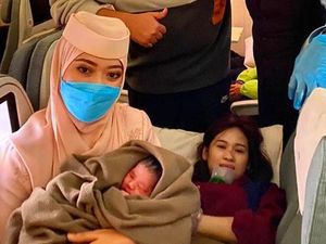 Viral Penumpang Maskapai Brunei Bersalin di Pesawat, Netizen: Anak Langit!