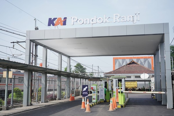 Pada akses baru Stasiun Pondok Ranji telah tersedia fasilitas eskalator, lift, tangga musala, ruang laktasi, toilet difabel, loket, vending machine, area parkir, dan halte Bus Intrans. Pada akses baru Stasiun Pondok Ranji telah tersedia fasilitas eskalator, lift, tangga musala, ruang laktasi, toilet difabel, loket, vending machine, area parkir, dan halte Bus Intrans.