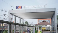 Pada akses baru Stasiun Pondok Ranji telah tersedia fasilitas eskalator, lift, tangga musala, ruang laktasi, toilet difabel, loket, vending machine, area parkir, dan halte Bus Intrans.