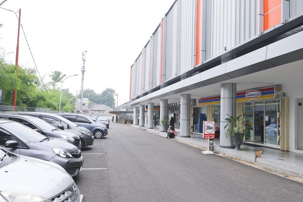 Sementara penataan pada bangunan lama Stasiun Pondok Ranji di antaranya berupa peremajaan gedung, penataan area komersial, penataan area parkir, dan penataan gate stasiun. Hal ini membuat pengguna KRL dapat menikmati hall stasiun yang lebih luas, area parkir mobil, motor, dan sepeda yang lebih rapi dan kapasitasnya bertambah, dan selasar pejalan kaki yang berkanopi. Sementara penataan pada bangunan lama Stasiun Pondok Ranji di antaranya berupa peremajaan gedung, penataan area komersial, penataan area parkir, dan penataan gate stasiun. Hal ini membuat pengguna KRL dapat menikmati hall stasiun yang lebih luas, area parkir mobil, motor, dan sepeda yang lebih rapi dan kapasitasnya bertambah, dan selasar pejalan kaki yang berkanopi.
