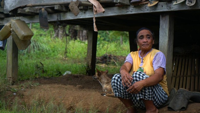WARGA SUKU POLAHI DI GORONTALO Dua orang warga Suku Polahi Tuuli Palowa yang biasa disapa Bakiki (kanan) bersama istrinya, Nakiki Palowa (kiri) duduk di rumahnya di Dusun Tumba, Kabupaten Gorontalo, Gorontalo, Jumat (17/6/2022). Polahi (pelarian) merupakan sebutan bagi warga yang konon melarikan diri saat jaman penjajahan Belanda ke daerah pegunungan dan hidup di tengah hutan. ANTARA FOTO/Adiwinata Solihin/wsj.