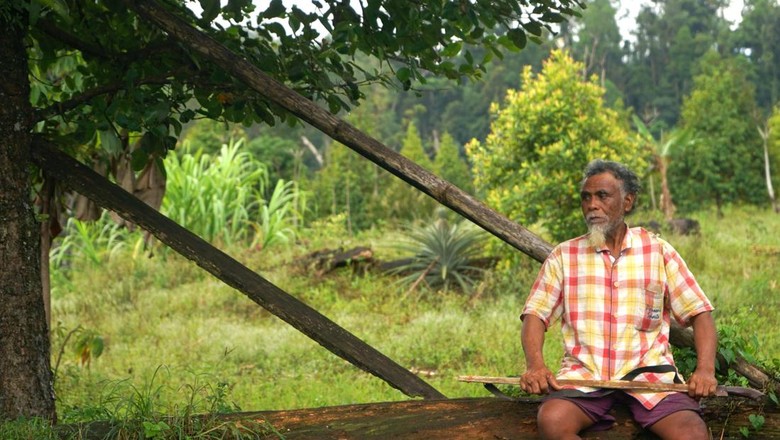 Dua orang warga Suku Polahi Tuuli Palowa yang biasa disapa Bakiki (kanan) bersama istrinya, Nakiki Palowa (kiri) duduk di rumahnya di Dusun Tumba, Kabupaten Gorontalo, Gorontalo, Jumat (17/6/2022). Polahi (pelarian) merupakan sebutan bagi warga yang konon melarikan diri saat jaman penjajahan Belanda ke daerah pegunungan dan hidup di tengah hutan. ANTARA FOTO/Adiwinata Solihin/wsj.