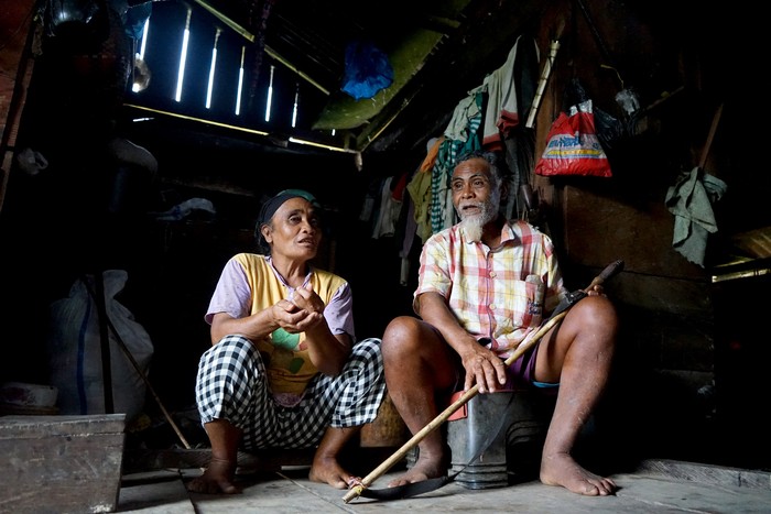 Dua orang warga Suku Polahi Tuuli Palowa yang biasa disapa Bakiki (kanan) bersama istrinya, Nakiki Palowa (kiri) duduk di rumahnya di Dusun Tumba, Kabupaten Gorontalo, Gorontalo, Jumat (17/6/2022). Polahi (pelarian) merupakan sebutan bagi warga yang konon melarikan diri saat jaman penjajahan Belanda ke daerah pegunungan dan hidup di tengah hutan. ANTARA FOTO/Adiwinata Solihin/wsj.