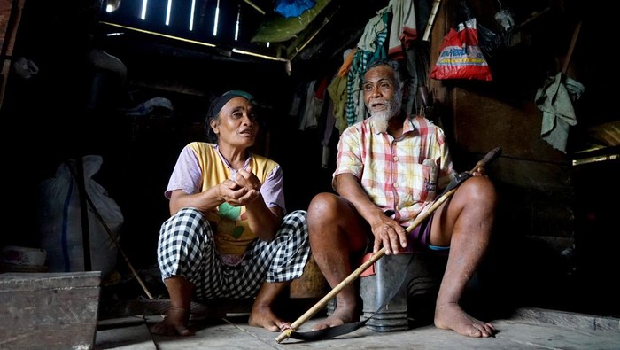 Dua orang warga Suku Polahi Tuuli Palowa yang biasa disapa Bakiki (kanan) bersama istrinya, Nakiki Palowa (kiri) duduk di rumahnya di Dusun Tumba, Kabupaten Gorontalo, Gorontalo, Jumat (17/6/2022). Polahi (pelarian) merupakan sebutan bagi warga yang konon melarikan diri saat jaman penjajahan Belanda ke daerah pegunungan dan hidup di tengah hutan. ANTARA FOTO/Adiwinata Solihin/wsj.