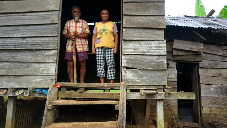 WARGA SUKU POLAHI DI GORONTALO Dua orang warga Suku Polahi Tuuli Palowa yang biasa disapa Bakiki (kanan) bersama istrinya, Nakiki Palowa (kiri) duduk di rumahnya di Dusun Tumba, Kabupaten Gorontalo, Gorontalo, Jumat (17/6/2022). Polahi (pelarian) merupakan sebutan bagi warga yang konon melarikan diri saat jaman penjajahan Belanda ke daerah pegunungan dan hidup di tengah hutan. ANTARA FOTO/Adiwinata Solihin/wsj.
