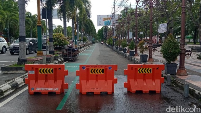 Water barrier dipasang di kawasan Alun-alun Klaten, Sabtu (18/6/2022).
