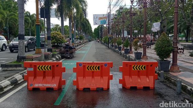 Water barrier dipasang di kawasan Alun-alun Klaten, Sabtu (18/6/2022).
