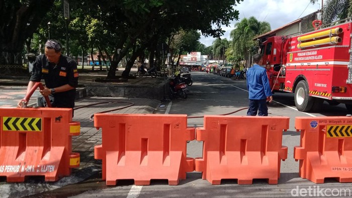 Water barrier dipasang di kawasan Alun-alun Klaten, Sabtu (18/6/2022).