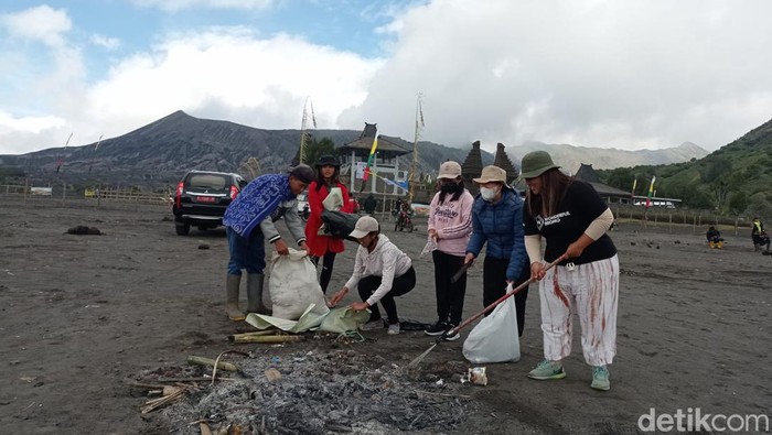 Ada aksi bersih-bersih sampah di lautan pasir Gunung Bromo usai Yadnya Kasada 2022. Mereka yakni warga Tengger bersama Forum Sahabat Gunung