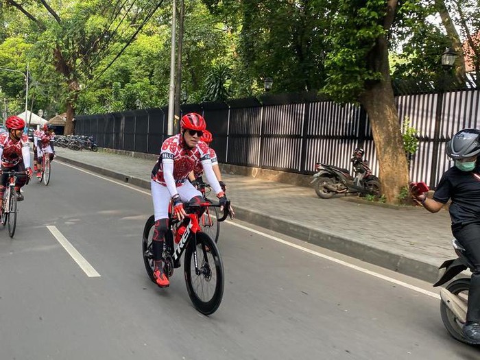 Yasonna Laoly saat bersepeda di Kota Medan (foto: istimewa)
