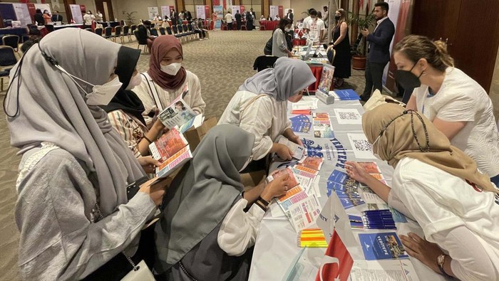 Yuk! Cari Sekolah Kamu di Pameran Pendidikan Universitas Turki Pameran Pendidikan Universitas Turki digelar Jakarta Convention Center. Pameran ini untuk memperkenalkan perguruan tinggi di Turki kepada siswa Indonesia.