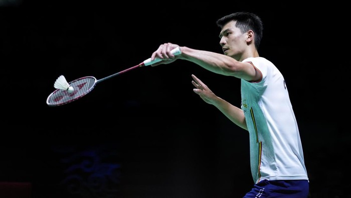JAKARTA, INDONESIA - JUNE 18: Zhao Junpeng of China competes in the Mens Singles Semi Finals match against Prannoy H. S. of India on day five of the Indonesia Open at Istora Senayan on June 18, 2022 in Jakarta, Indonesia. (Photo by Shi Tang/Getty Images)