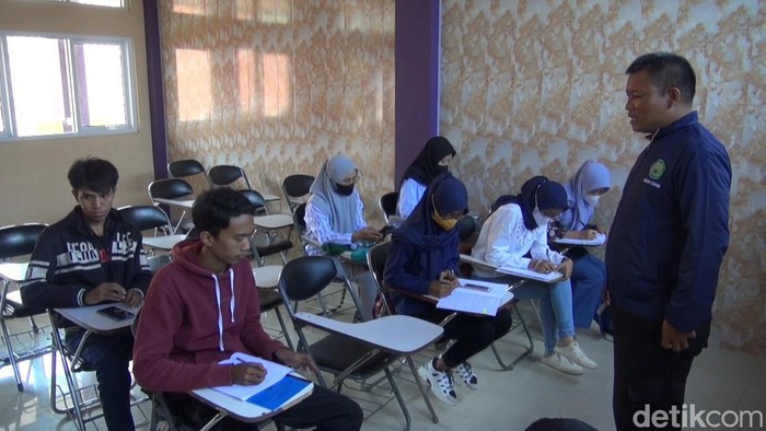Aiptu Nurdin saat mengajar di kampus.