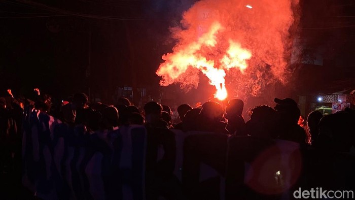 Aksi Bobotoh di Graha Persib.