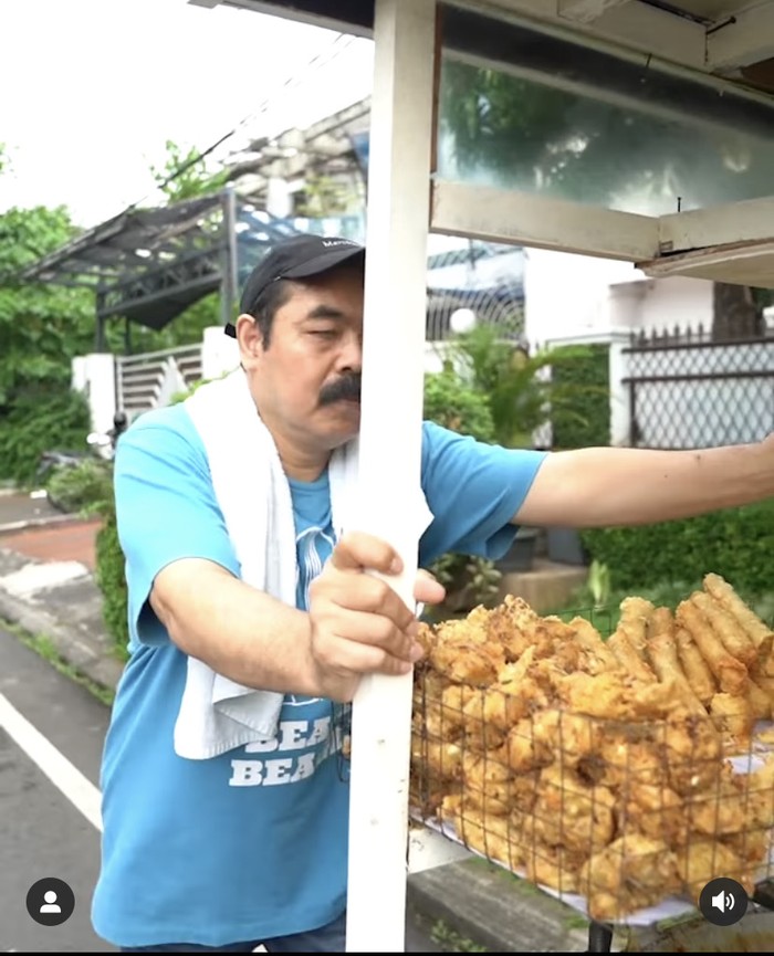 Aksi Kocak Inul Daratista dan Suami Saat Cosplay Jadi Tukang Gorengan