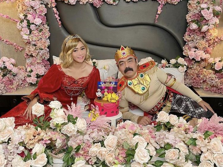 Aksi Kocak Inul Daratista dan Suami Saat Cosplay Jadi Tukang Gorengan