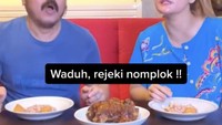 Makan bareng di rumah, cukup jadi cara keduanya menghabiskan waktu bersama. Inul tampak santai pakai daster ketika makan nasi dan ayam panggang bersama sang suami. Foto: Instagram @inul.d