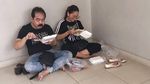 Aksi Kocak Inul Daratista dan Suami Saat Cosplay Jadi Tukang Gorengan