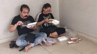 Meski keduanya sudah menjadi public figure ternama. Tapi itu tidak membuat keduanya jadi sombong, dan gengsi makan di emperan seperti ini. Foto: Instagram @inul.d