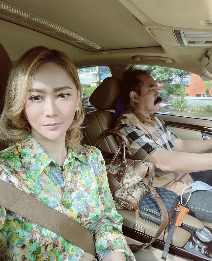 Aksi Kocak Inul Daratista dan Suami Saat Cosplay Jadi Tukang Gorengan