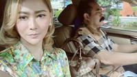 Punya cara unik untuk menunjukkan keharmonisan keluarganya. Penyanyi dangdut ternama, Inul Daratista kerap mengunggah kebersamaannya dengan suami tercinta di media sosial. Foto: Instagram @inul.d