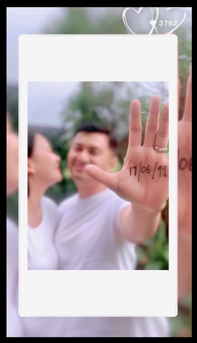 Merayakan anniversary pernikahan, Anjasmara dan Dian Nitami sama-sama mengunggah video dengan pose tangan yang telah dicoret tulisan 17/06/99 yang merupakan hari pernikahan mereka. Foto: dok. Instagram