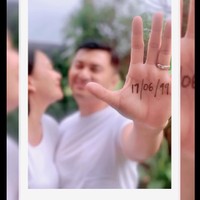 Merayakan anniversary pernikahan, Anjasmara dan Dian Nitami sama-sama mengunggah video dengan pose tangan yang telah dicoret tulisan 17/06/99 yang merupakan hari pernikahan mereka. Foto: dok. Instagram