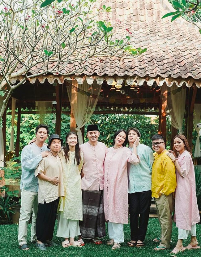Dari pernikahan keduanya, Dian dan Anjasmara dikaruniai dua anak kandung bernama Sasi Kirana Zahrani Asmara dan Arka Setya Andipa Asmara. Mereka juga mempunyai tiga anak asuh bernama Amanda Annette Syariff, Luther Syariff, dan Yopi Ramdani. Inilah potret keluarga mereka di momen Lebaran. Foto: dok. Instagram