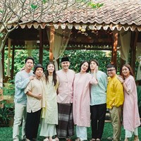 Dari pernikahan keduanya, Dian dan Anjasmara dikaruniai dua anak kandung bernama Sasi Kirana Zahrani Asmara dan Arka Setya Andipa Asmara. Mereka juga mempunyai tiga anak asuh bernama Amanda Annette Syariff, Luther Syariff, dan Yopi Ramdani. Inilah potret keluarga mereka di momen Lebaran. Foto: dok. Instagram