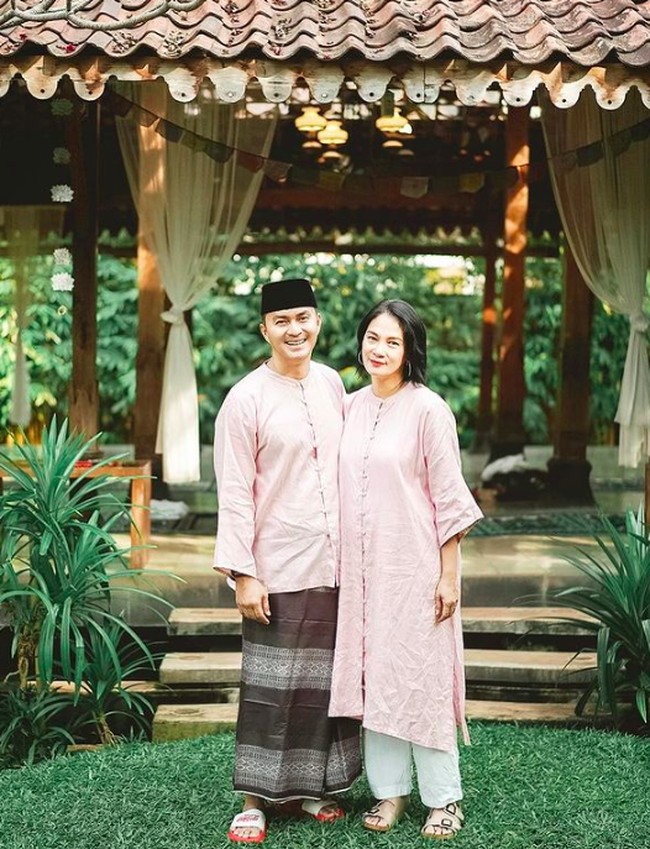 Dian dan Anjasmara tampil kompak dengan busana muslim bernuansa pink di momen Lebaran. Foto: dok. Instagram