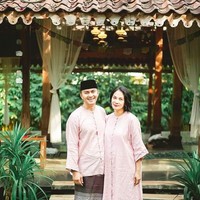 Dian dan Anjasmara tampil kompak dengan busana muslim bernuansa pink di momen Lebaran. Foto: dok. Instagram
