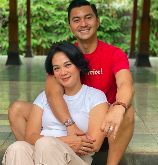 Selain aktif kembali di dunia akting, keduanya pun kerap yoga bersama. Anjasmara sendiri diketahui sebagai praktisi yoga. Foto: dok. Instagram