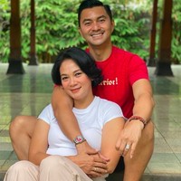 Selain aktif kembali di dunia akting, keduanya pun kerap yoga bersama. Anjasmara sendiri diketahui sebagai praktisi yoga. Foto: dok. Instagram