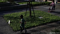 Sejumlah anak tampak asyik bermain di area Sarinah, Jakarta, saat akhir pekan.