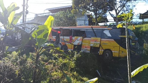 Bangkai bus pariwisata yang menabrak belasan kendaraan di jalur Denpasar-Singaraja