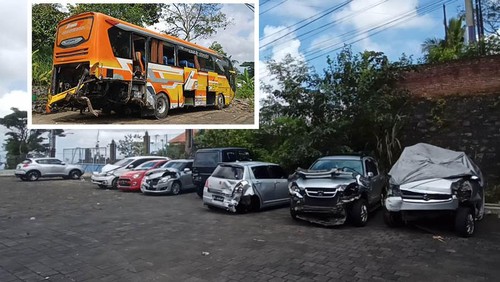 Mobil dan kendaraan yang menjadi korban tabrakan beruntun di jalur Denpasar-Singaraja dititipkan di parkiran pabrik es di utara lokasi kejadian